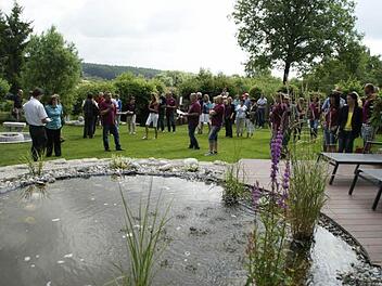 Im Garten von Heribert Moser in Fatschenbrunn staunten die Gäste nicht schlecht. Die unterschiedlichsten Gartenstile vom Vor- über den Nutz- bis zum Freizeitgarten wurden hier verwirklicht. Auch private Areale schaute sich die Bewertungskommission gestern an.  Fotos: Sabine Weinbeer