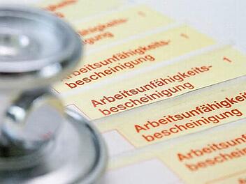 In der Region holen sich die Arbeitnehmer öfter als überall sonst in Bayern eine Arbeitsunfähigkeitsbescheinigung von ihrem Arzt. Der Krankenstand stieg auf 15,3 Tage im Schnitt pro Jahr. Foto:Archiv