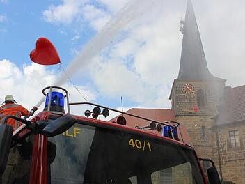 An den Luftballons einer Hochzeitsgesellschaft vorbei nahmen die Feuerwehrleute die Löscharbeiten auf. Fotos: Katharina Müller-Sanke