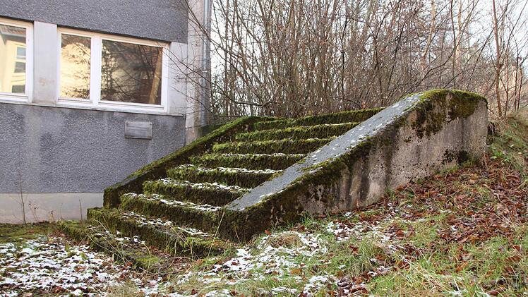 Auch hinter dem Gebäude sieht es wüst aus.