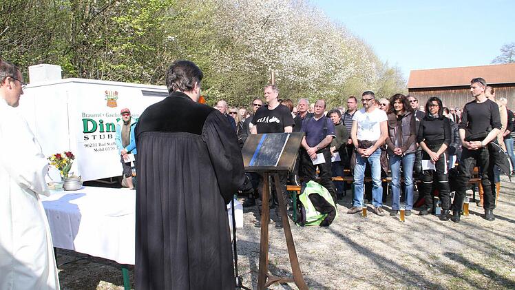 Rund 400 Biker waren in diesem Jahr zum Motorradgottesdienst nach Stublang gekommen.  Foto: Gerda Völk
