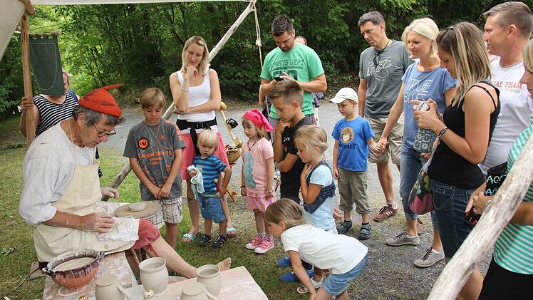 Mitmachen war an den vielen Ständen gefragt, hier bei einem Töpfer. Foto: Michael Stelzner