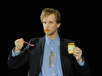 Pascal Riedel spielt den desorientierten Mann in "Viel gut essen".  Foto: Martin Kaufhold