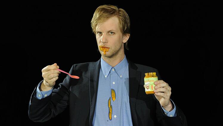 Pascal Riedel spielt den desorientierten Mann in "Viel gut essen".  Foto: Martin Kaufhold
