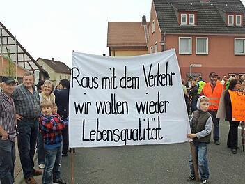 Mit Demos verdeutlichten die Eltingshäuser ihren Unmut über die Belastung der Ortsdurchfahrt, die vor ein paar Jahren saniert worden war.  Foto: Stefan Geiger/Archiv