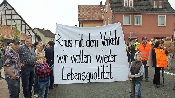 Mit Demos verdeutlichten die Eltingshäuser ihren Unmut über die Belastung der Ortsdurchfahrt, die vor ein paar Jahren saniert worden war.  Foto: Stefan Geiger/Archiv