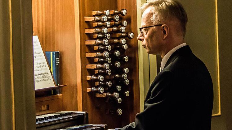 Instrumentalwerke steuerte Peter Stenglein an der Schuke-Orgel der Coburger Morizkirche bei.Foto: Jochen Berger