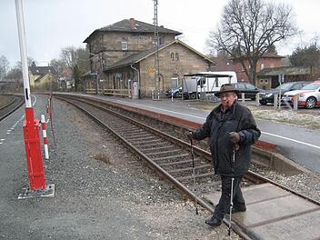 Martin Krauß überquert das Gleis - ebenerdig und somit barrierefrei. Mit dem Brückenbauwerk, das die Deutsche Bahn plant, ginge die Barrierefreiheit am Marktschorgaster Bahnhof verloren. Fotos: Bruno Preißinger