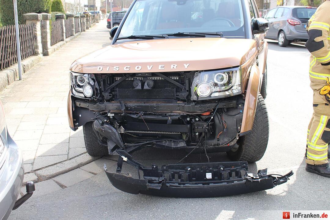 Beim Abbiegen kollidiert: Auto landet auf der Seite