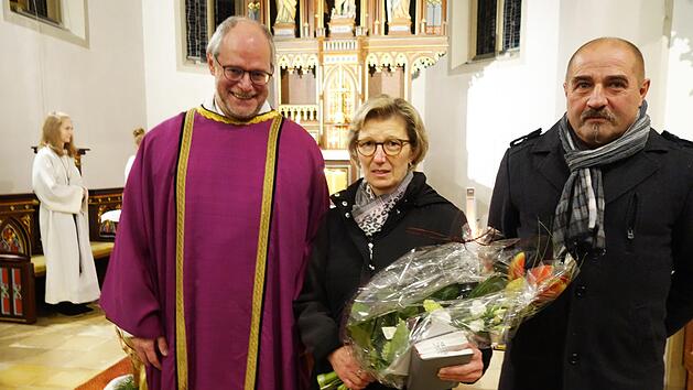 Pfarrer P. Markus Reis (links) und Kirchenverwaltungsmitglied Robert Reuscher bedankten sich bei Sieglinde Schmitt f&uuml;r ihre 25-j&auml;hrige T&auml;tigkeit als Mesnerin in der Burgh&auml;user Kirche. Foto: Heike Beudert