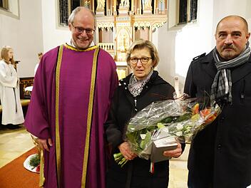 Pfarrer P. Markus Reis (links) und Kirchenverwaltungsmitglied Robert Reuscher bedankten sich bei Sieglinde Schmitt für ihre 25-jährige Tätigkeit als Mesnerin in der Burghäuser Kirche. Foto: Heike Beudert