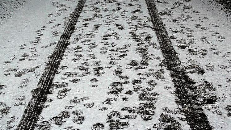 Die Spuren im Schnee halfen den Polizisten bei der Arbeit. Symbolfoto: YanceTay/Pixabay.com