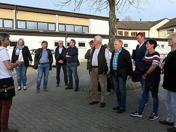 Bei der Ortsbegehung hören die Gemeinderäte auf dem Schulhof dem Architekten Norbert Siewertsen zu. Foto: Dagmar Niemann