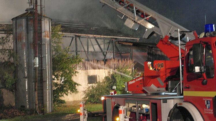 Rund 120 Feuerwehrleute aus dem Landkreis bekämpften am Abend einen Scheunenbrand in Hegnabrunn.  Foto: Peter Müller