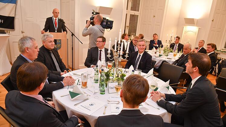Auch die Mediengruppe Oberfranken war bei der Festveranstaltung stark vertreten (im Uhrzeigersinn von links): BR-Redaktionsleiter Alexander Müller, Bernd Müller (Geschäftsführer der Mediengruppe Oberfranken - Fachverlage), städtischer Geschäftsleiter Uwe Angermann, Jörg Schild-Müller (Geschäftsführer MGO-Druckereien), Stephan Pröschold (Leiter der Stadtwerke Kulmbach), MGO-Chefredakteur Boris Hächler und MGO-Geschäftsführer Finanzen und Services, Robert Schmidtlein.Ronald Rinklef