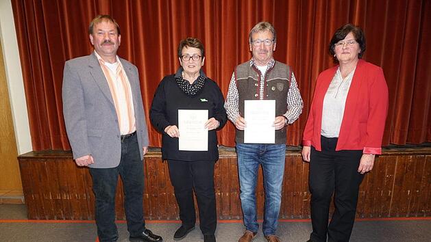 Mit dem Gr&uuml;nen Band der Rh&ouml;n wurde Rosi Schrenk (zweite von links) ausgezeichnet. Das Goldene Klubabzeichen erhielt Helmut R&uuml;ttiger (zweiter von rechts). Die Auszeichnungen &uuml;berreichte die stellvertretende Vorsitzende der Saale-Sinn Region Gabriele Schnarr (rechts). Es gratulierte der Vorsitzende  des Rh&ouml;nklub Zweigvereins Oberbach Roland Heublein. Foto: Marion Eckert