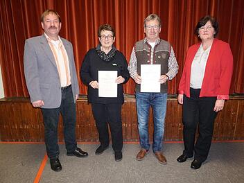 Mit dem Grünen Band der Rhön wurde Rosi Schrenk (zweite von links) ausgezeichnet. Das Goldene Klubabzeichen erhielt Helmut Rüttiger (zweiter von rechts). Die Auszeichnungen überreichte die stellvertretende Vorsitzende der Saale-Sinn Region Gabriele Schnarr (rechts). Es gratulierte der Vorsitzende  des Rhönklub Zweigvereins Oberbach Roland Heublein. Foto: Marion Eckert