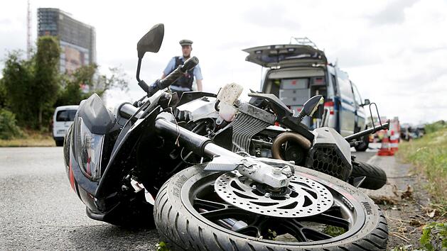 Bei einem Unfall auf der A73 in Oberfranken wurde eine Motorradfahrerin am Bein verletzt. Symbolfoto: David Young/dpa