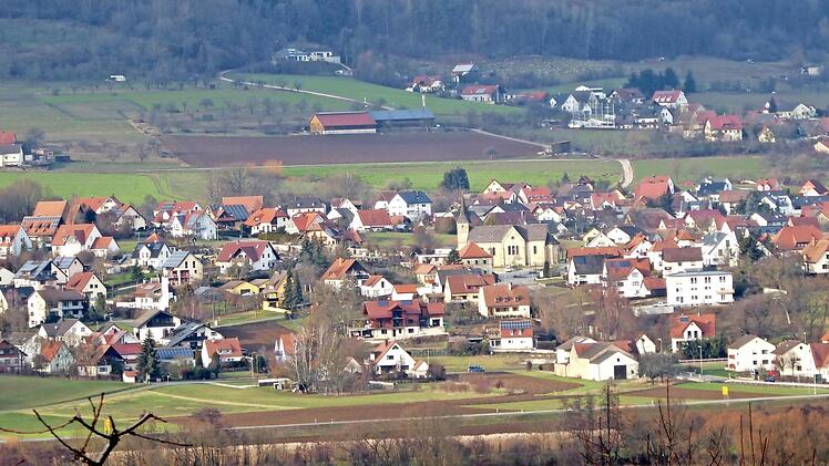 Weilersbach - in der Mitte die Wallfahrtskirche St. Anna, im Vordergrund Unterweilersbach, im Hintergrund Oberweilersbach  Fotos: Heidi Amon