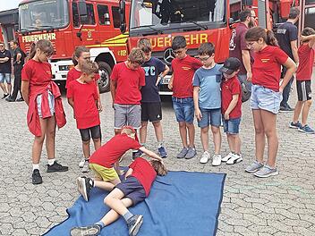 Luca demonstriert an Jonas die stabile Seitenlage.