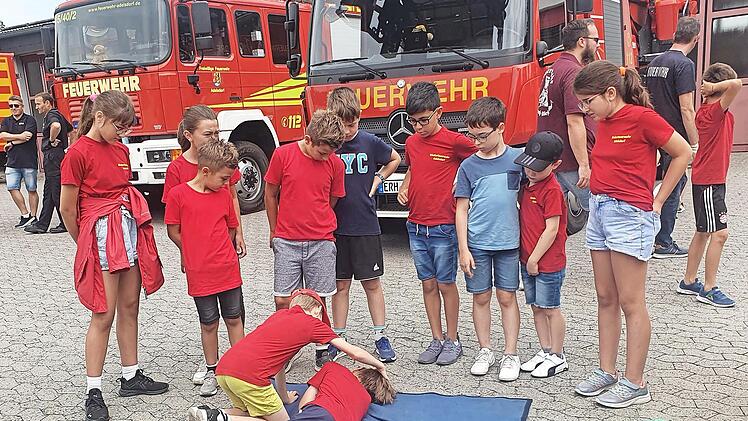 Luca demonstriert an Jonas die stabile Seitenlage.