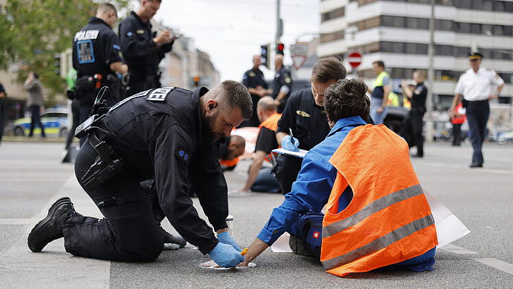 Nürnberg: Klimaaktivisten kleben sich auf Straße fest - erneut eine Hauptverkehrsader betroffen
