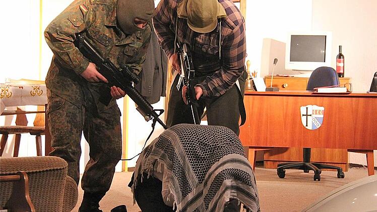 Wer ein arabisches Kopftuch benutzt, ist des illegalen Waffenhandels verdächtig.