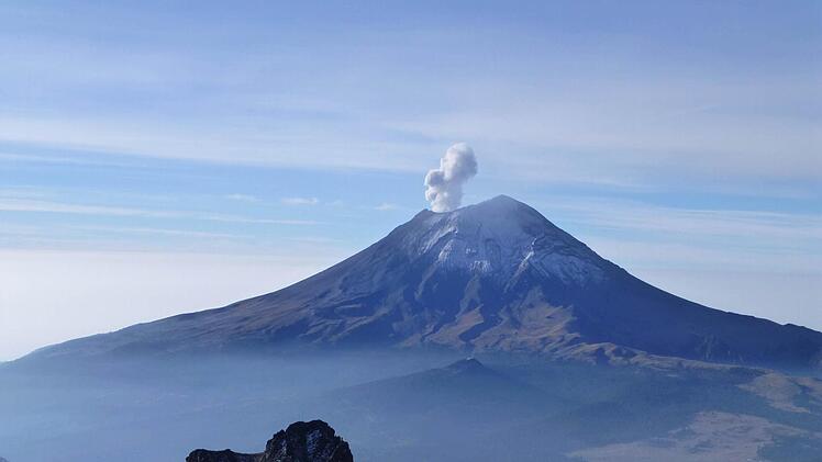 Rauchwolke über dem Popocatepetl. Foto: Schöderlein