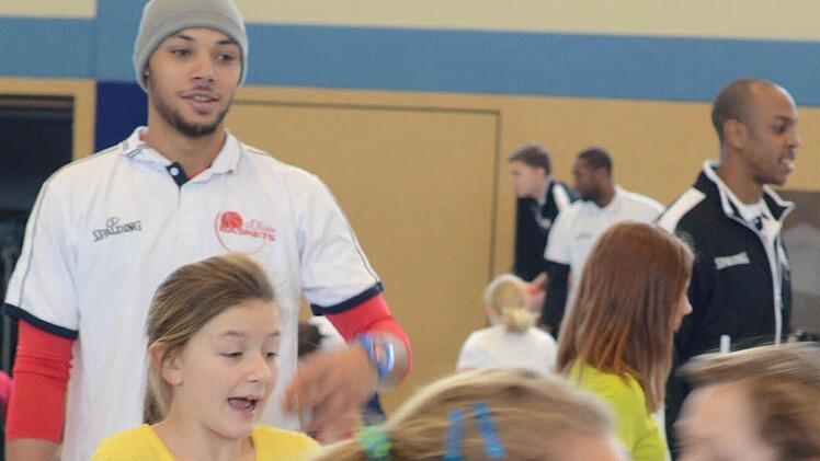 Maurice Stuckey passt genau auf.