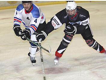 Bremstest: Kissingens Mark Stibitz (links) beim Scheiben-Klau gegen den Haßfurter Jan Karg.  Foto: Naumann
