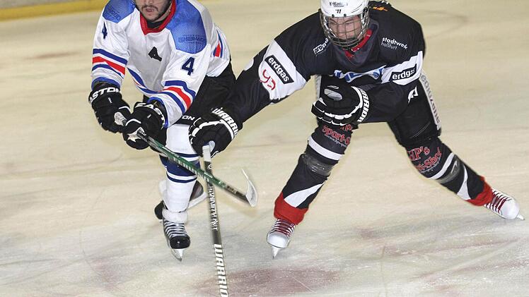 Bremstest: Kissingens Mark Stibitz (links) beim Scheiben-Klau gegen den Haßfurter Jan Karg.  Foto: Naumann