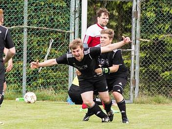 Mit seinem zweiten Treffer zum 2:1-Sieg gegen den SV Reitsch machte Stefan Fritz (vorne) die Meisterschaft der SG Lauenstein/Ludwigsstadt und damit den Aufstieg in die Kreisklasse perfekt. Foto: Heinrich Weiß