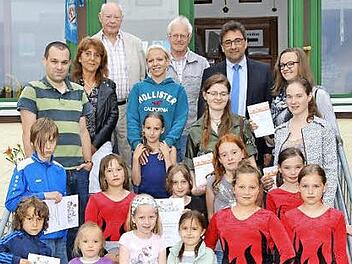 Die Ortsmeister der Gemeinde Untersiemau in der Leichtathletik und der vielfache Sportabzeichenträger Hans Janson (oben Mitte).  Foto: M. Stelzner