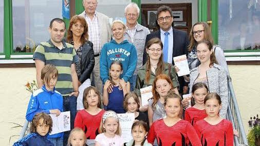 Die Ortsmeister der Gemeinde Untersiemau in der Leichtathletik und der vielfache Sportabzeichenträger Hans Janson (oben Mitte).  Foto: M. Stelzner