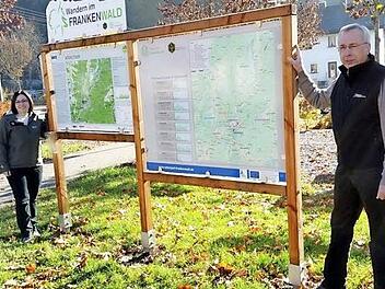 Am Bahnhof in Steinwiesen steht die Informationstafel mit den Wanderwegen rund um Steinwiesen. Wegewart Peter Wahlich (r.) und Obfrau Jessika Deuerling-Feil sind stolz auf "ihre" Wanderwege. Foto: FWV