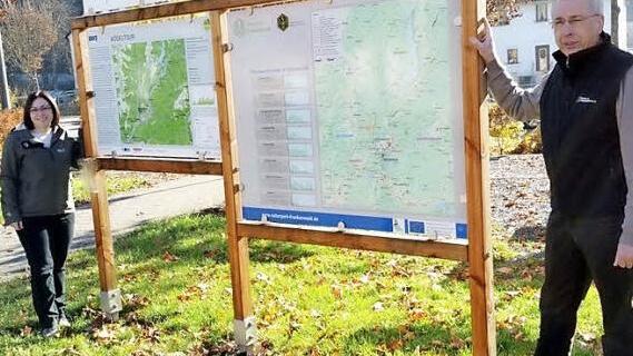 Am Bahnhof in Steinwiesen steht die Informationstafel mit den Wanderwegen rund um Steinwiesen. Wegewart Peter Wahlich (r.) und Obfrau Jessika Deuerling-Feil sind stolz auf "ihre" Wanderwege. Foto: FWV