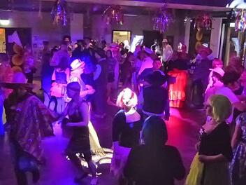 Maskenball statt Prunksitzung, das Motto geht in der Kulturfabrik in Höchstadt auf.  Foto: Pauline Lindner