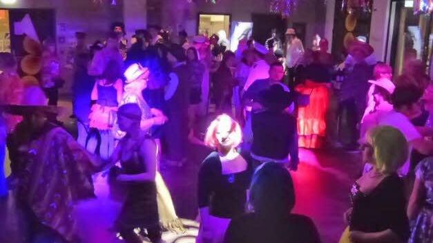 Maskenball statt Prunksitzung, das Motto geht in der Kulturfabrik in Höchstadt auf.  Foto: Pauline Lindner