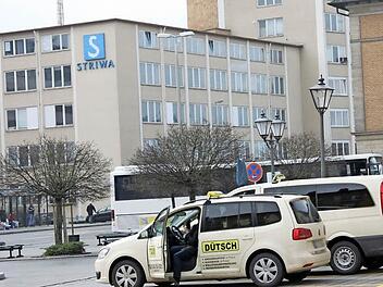 Der Taxistand am Lichtenfelser Bahnhof. Das Fifty-Fifty-Projekt ermöglicht Landkreisbürgern zwischen 16 und 27 Jahren Fahrten an Wochenenden oder Vorabenden zu Feiertagen zwischen 21 und 5 Uhr zum halben Preis. Foto: Popp