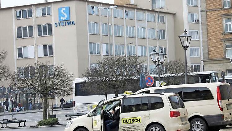 Der Taxistand am Lichtenfelser Bahnhof. Das Fifty-Fifty-Projekt ermöglicht Landkreisbürgern zwischen 16 und 27 Jahren Fahrten an Wochenenden oder Vorabenden zu Feiertagen zwischen 21 und 5 Uhr zum halben Preis. Foto: Popp