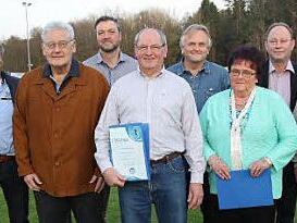 Im Bild von links Christiane Preißler, Klaus Schillig, Horst Eichhorn, Dritter Bürgermeister Jürgen Heymann, Herbert Kießling, Ulrich Engel, Renate Nemmert, Ulrich Kossack und Heinz Volk.  Foto: Michael Stelzner