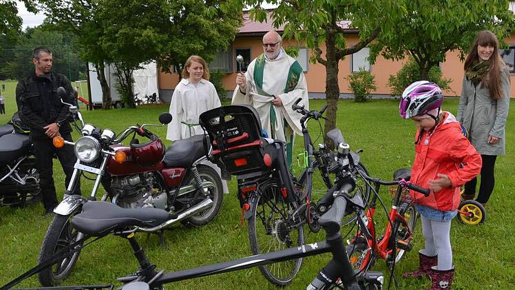 Pfarrer Stefan Hartmann erbat in Waldfenster Gottes Segen fpür die Fahrzeuge. Foto: Peter Rauch