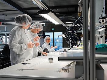 Blick in den Verpackungsreinraum: Nach einer Reinigung werden hier die hergestellten Instrumente in Tüten steril verpackt und verschweißt. Foto: Matthias Hoch