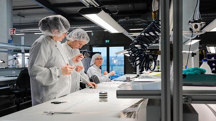 Blick in den Verpackungsreinraum: Nach einer Reinigung werden hier die hergestellten Instrumente in Tüten steril verpackt und verschweißt. Foto: Matthias Hoch