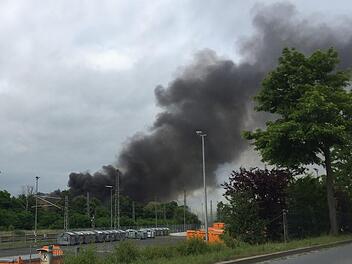 Weit sichtbar war der Rauch bei dem Großbrand in der Fabrik von Südzucker in Ochsenfurt. Nun ermittelt die Polizei auch wegen Brandstiftung.  Foto: News5/Hoefig