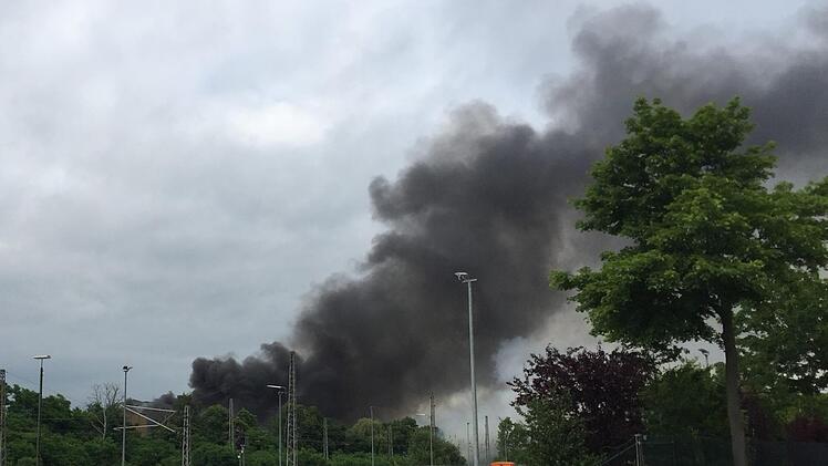 Weit sichtbar war der Rauch bei dem Großbrand in der Fabrik von Südzucker in Ochsenfurt. Nun ermittelt die Polizei auch wegen Brandstiftung.  Foto: News5/Hoefig