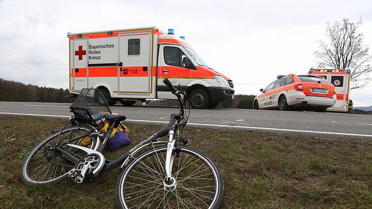 Am Mittwochabend verursachte ein bislang unbekannter VW-Fahrer durch ein &Uuml;berholman&ouml;ver einen Verkehrsunfall. Der dabei gest&uuml;rzte Radfahrer verletzte sich schwer an der Schulter. Symbolbild: NEWS5 / Herse