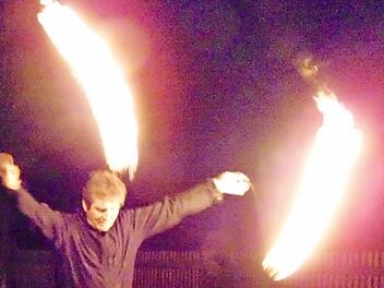 Pfarrer Andreas Hornung faszinierte die Zuschauer mit seinen Feuerkugeln.  Foto: Petra Malbrich