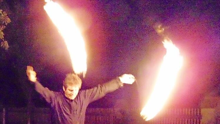 Pfarrer Andreas Hornung faszinierte die Zuschauer mit seinen Feuerkugeln.  Foto: Petra Malbrich