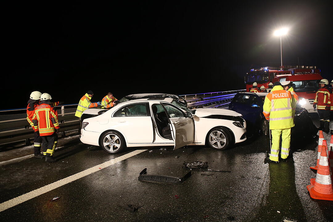 Tödlicher Unfall auf A9: Autos krachen  in Unfallstelle – Mann von Brücke geschleudert